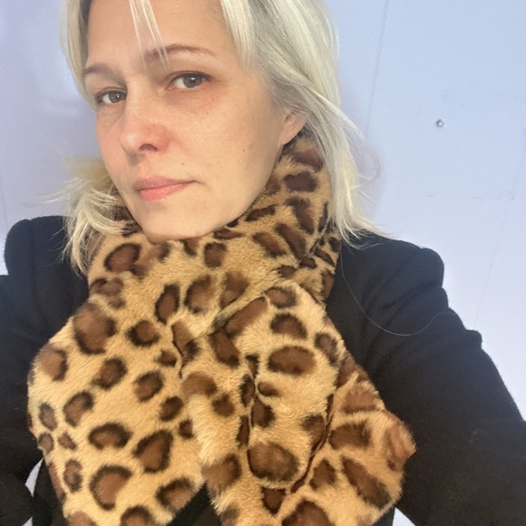 Leopard Print Faux Fur scarf with a loop - Picture 2 of 4